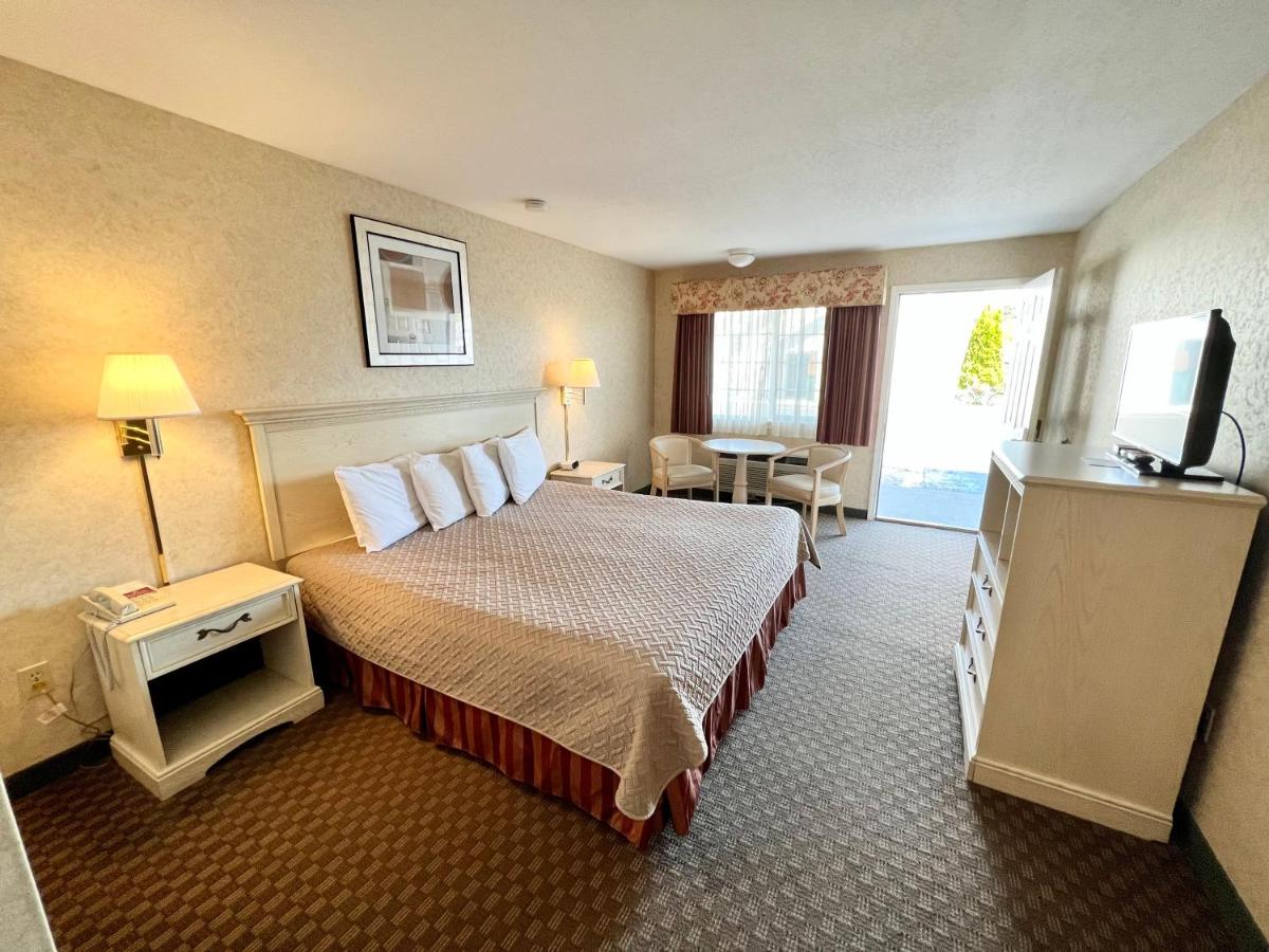 | Court Plaza Inn & Suites of Mackinaw