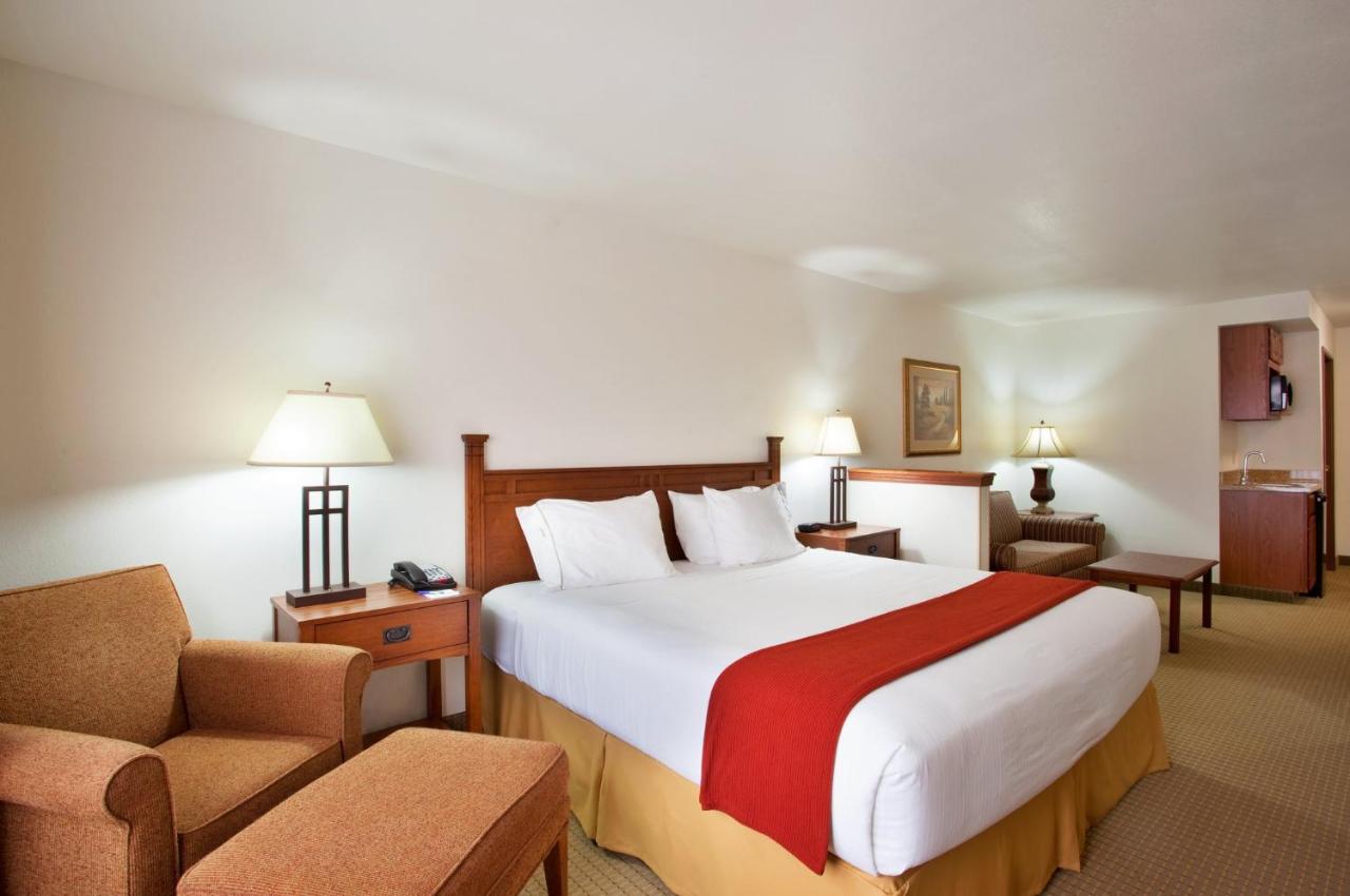King Suite at Holiday Inn Express & Suites Mattoon by IHG