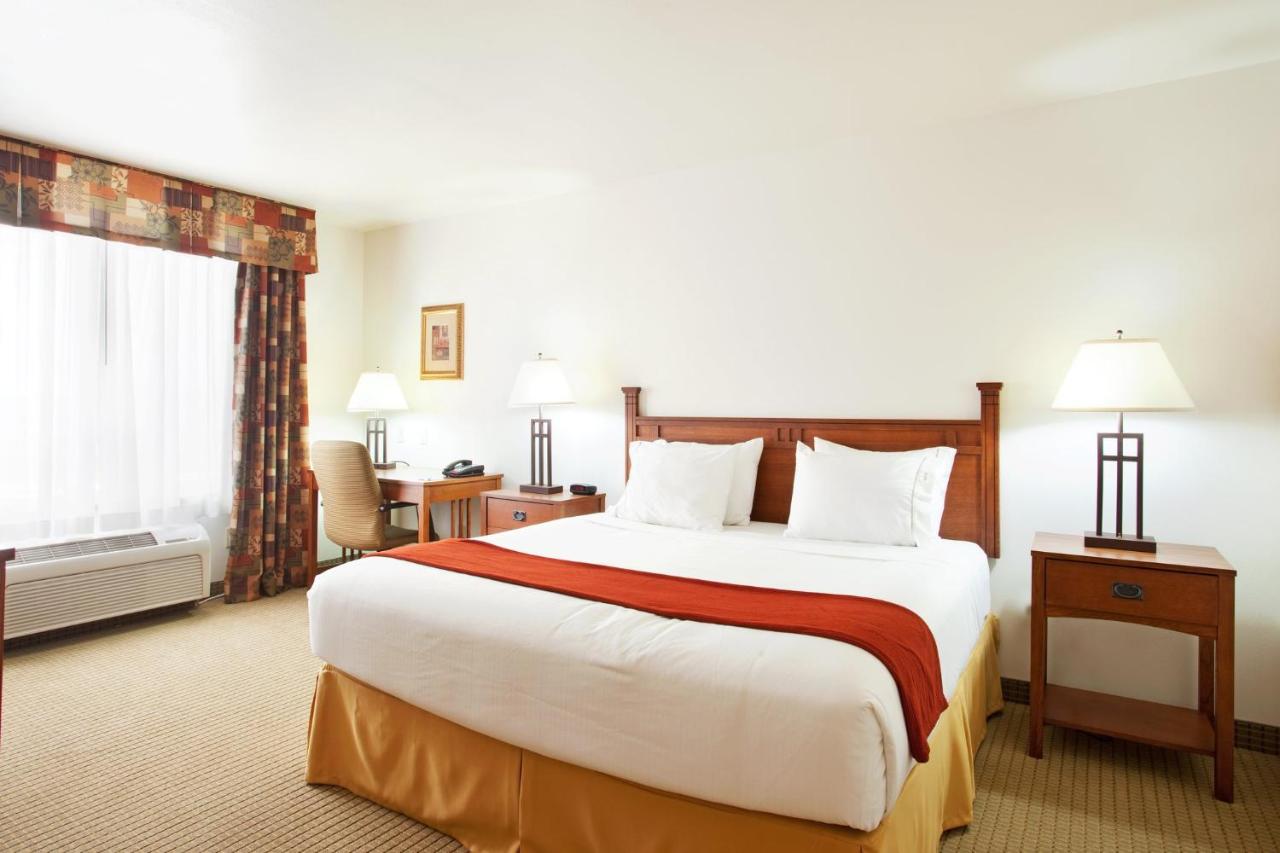 Queen Suite with Sofa Bed at Holiday Inn Express & Suites Mattoon by IHG