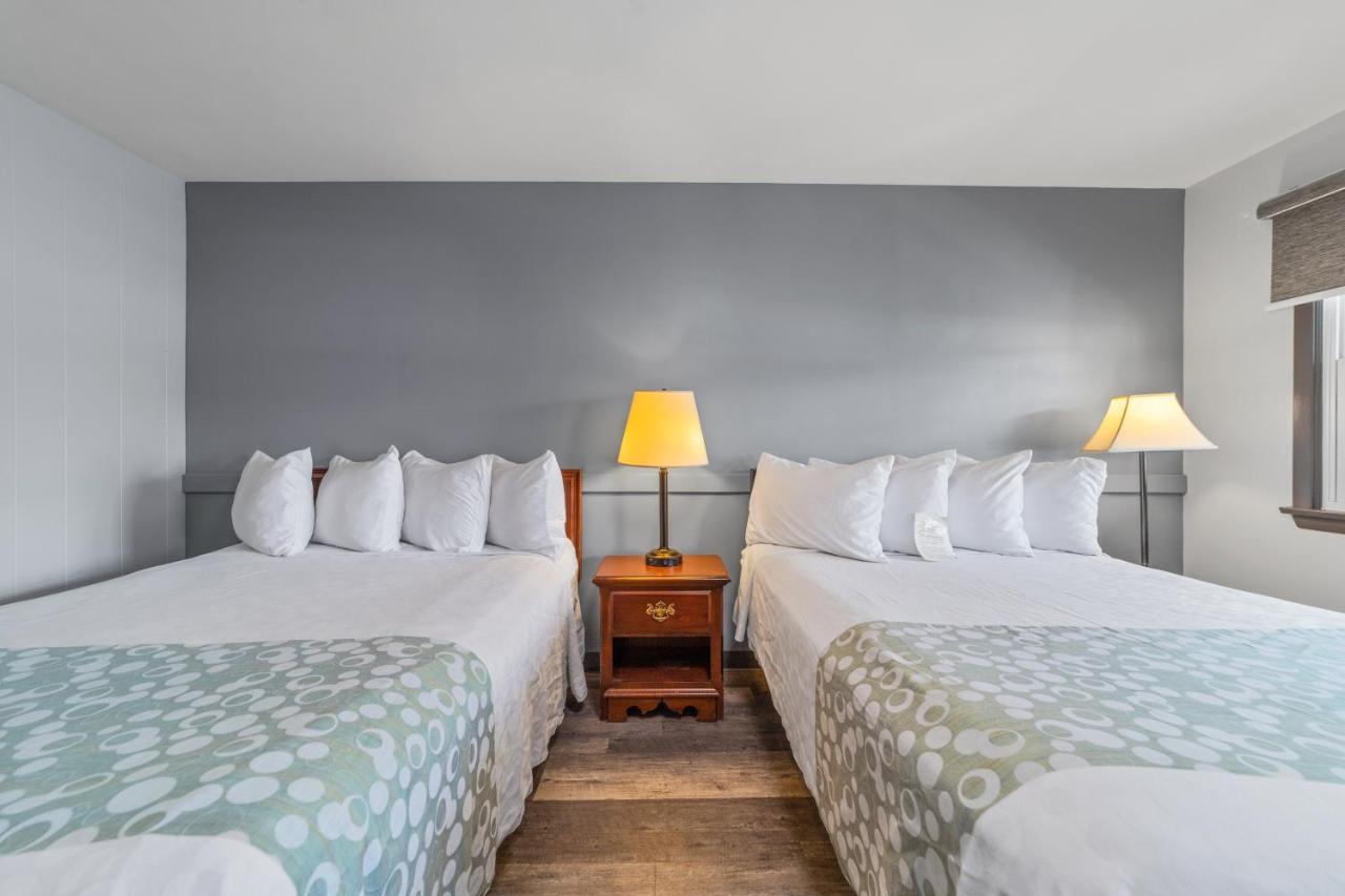 Double Room with Two Double Beds at Glass House Inn Erie Near I-90 & I-79