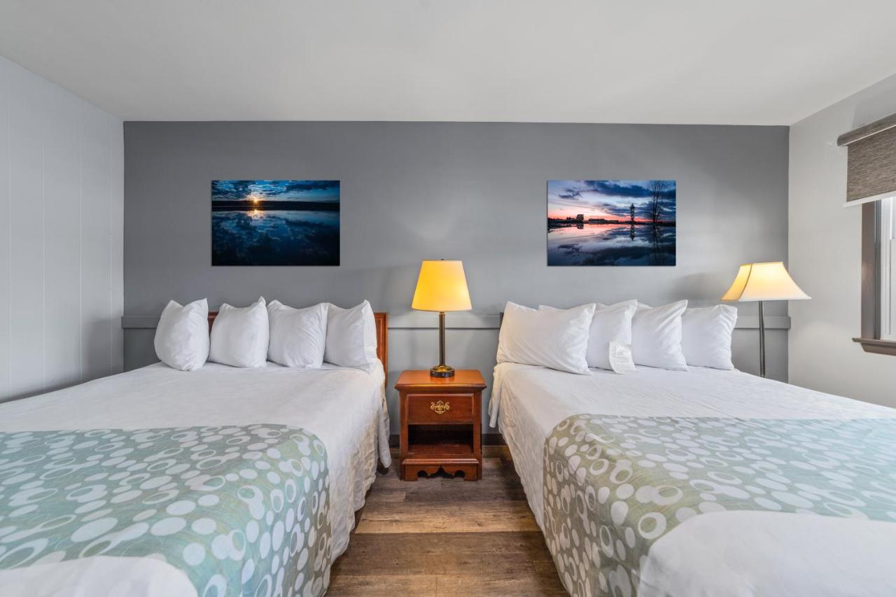 Double Room with Two Double Beds at Glass House Inn Erie Near I-90 & I-79