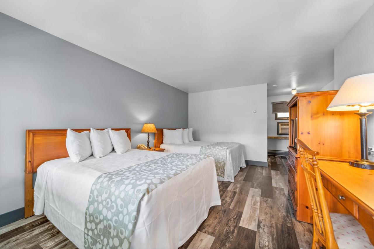 Double Room with Two Double Beds at Glass House Inn Erie Near I-90 & I-79