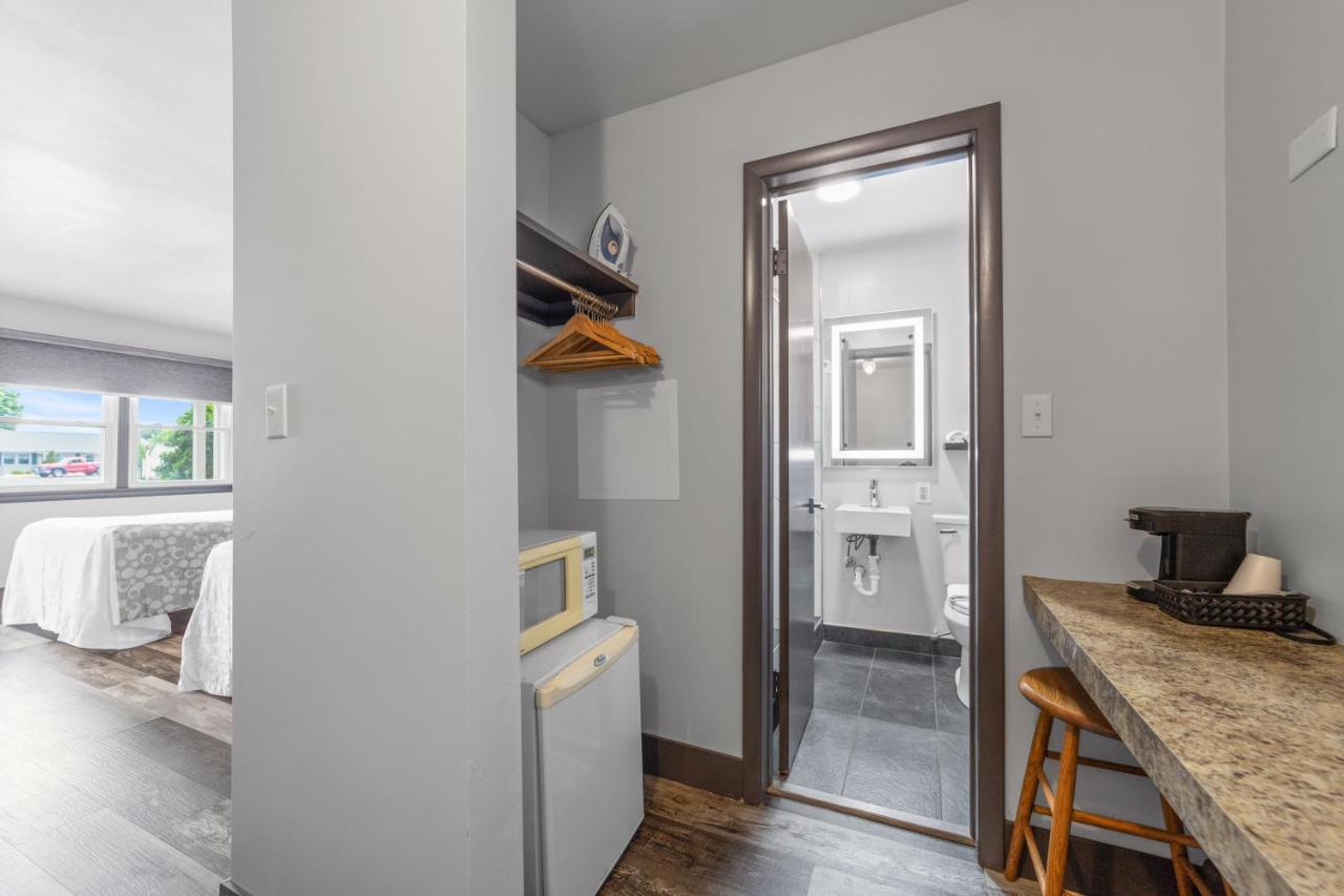 Double Room with Two Double Beds at Glass House Inn Erie Near I-90 & I-79