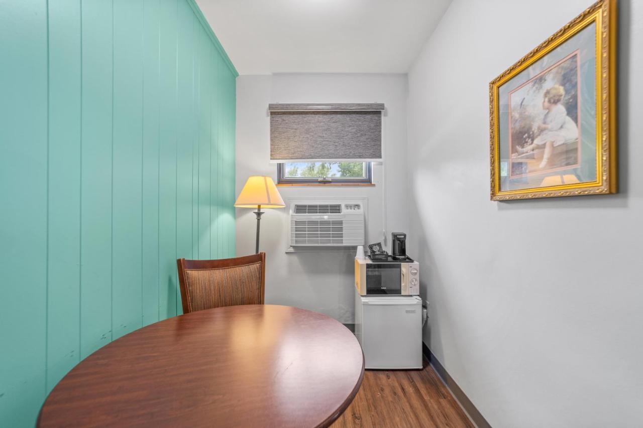 Double Room with Two Double Beds at Glass House Inn Erie Near I-90 & I-79