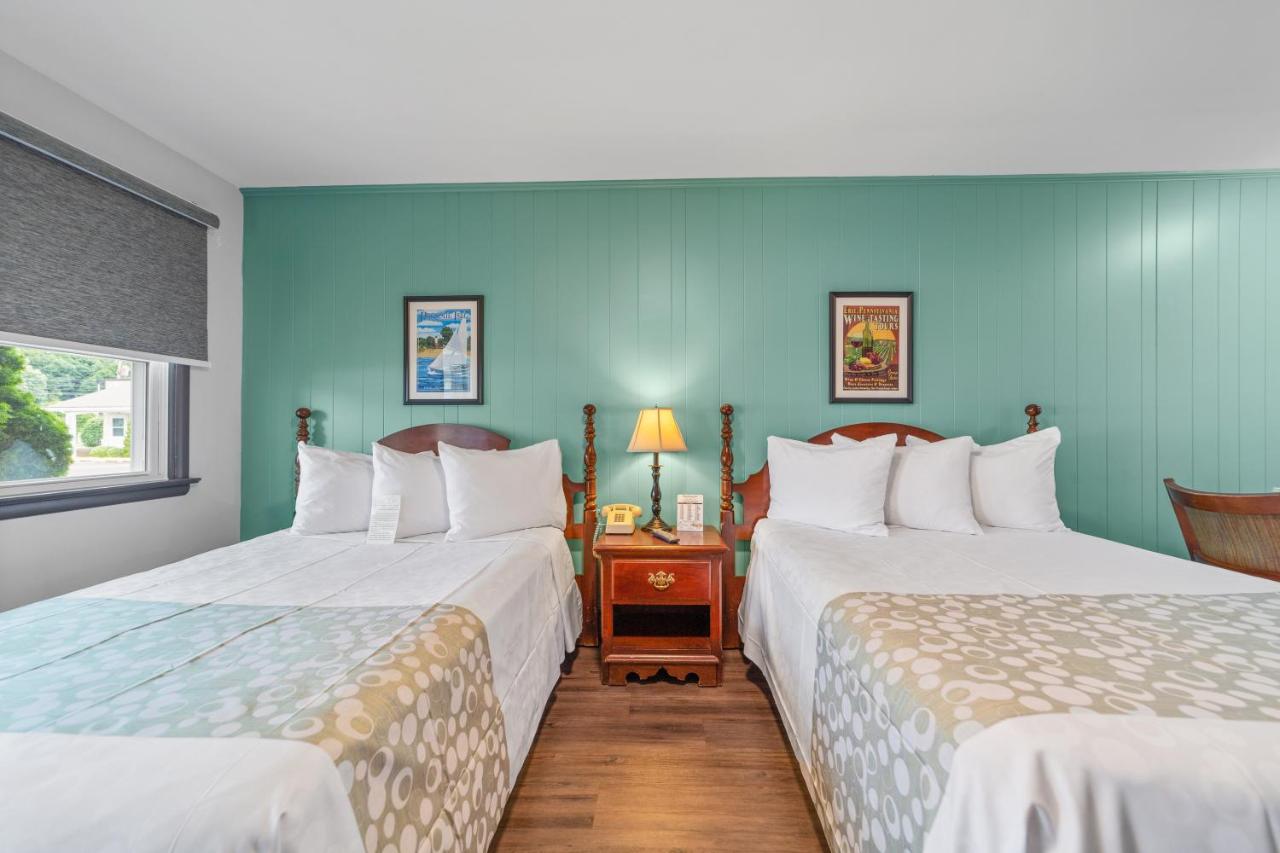 Double Room with Two Double Beds at Glass House Inn Erie Near I-90 & I-79