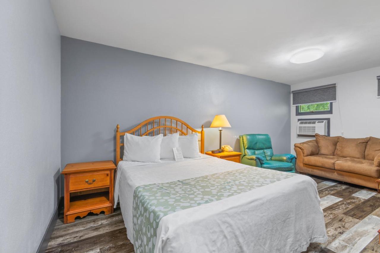 Deluxe Queen Room at Glass House Inn Erie Near I-90 & I-79
