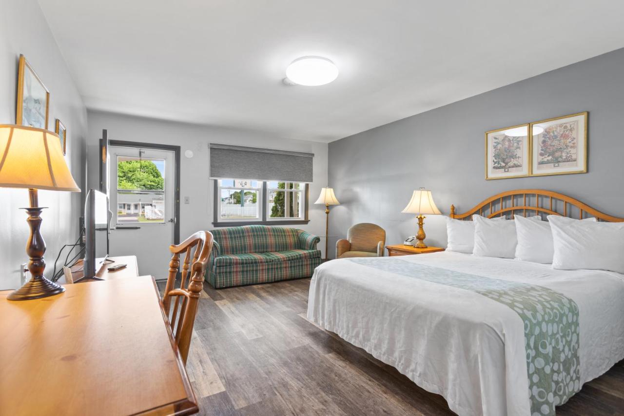 Deluxe Queen Room at Glass House Inn Erie Near I-90 & I-79