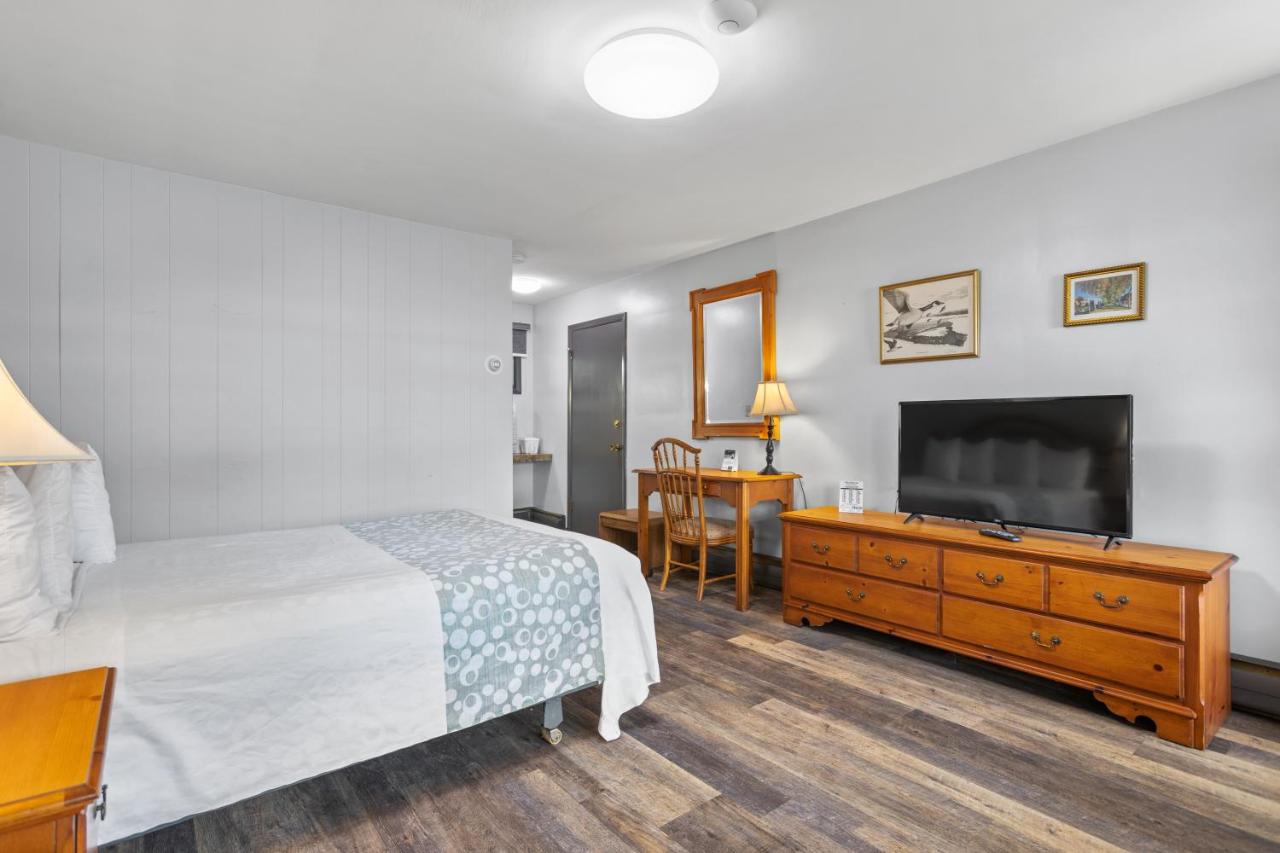 Deluxe Queen Room at Glass House Inn Erie Near I-90 & I-79