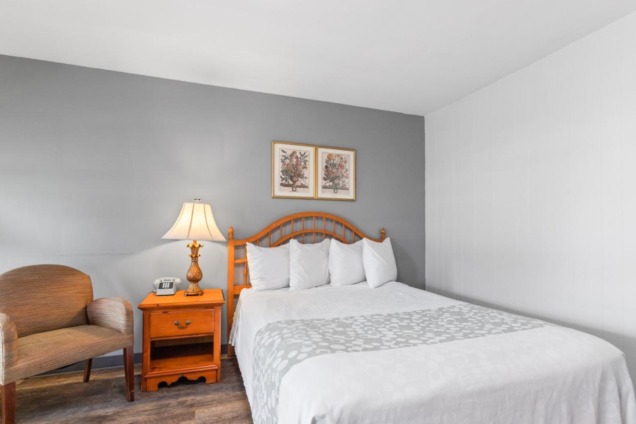 Deluxe Queen Room at Glass House Inn Erie Near I-90 & I-79