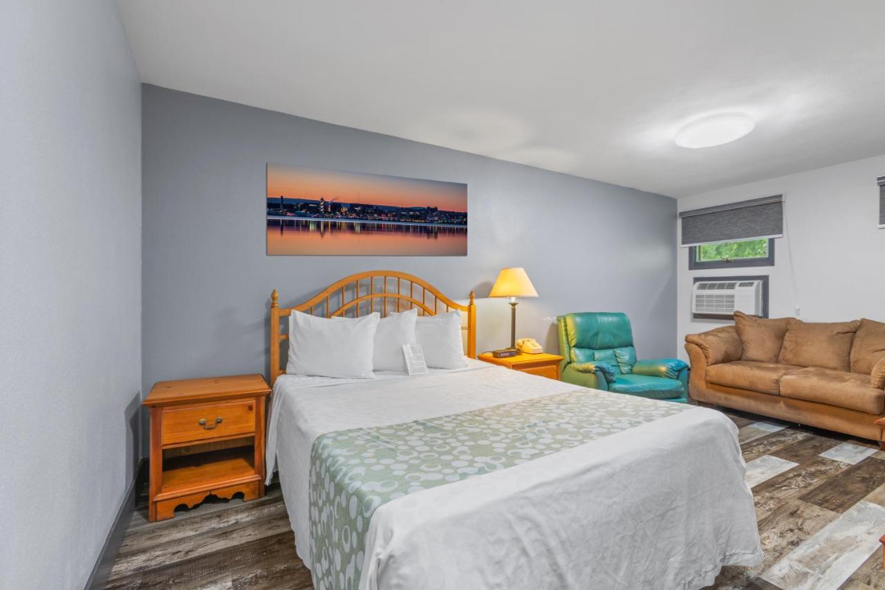 Deluxe Queen Room at Glass House Inn Erie Near I-90 & I-79