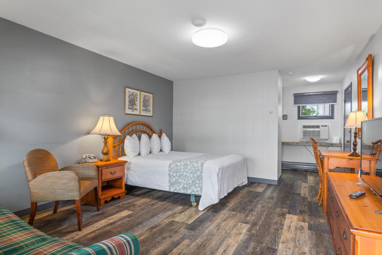 Deluxe Queen Room at Glass House Inn Erie Near I-90 & I-79