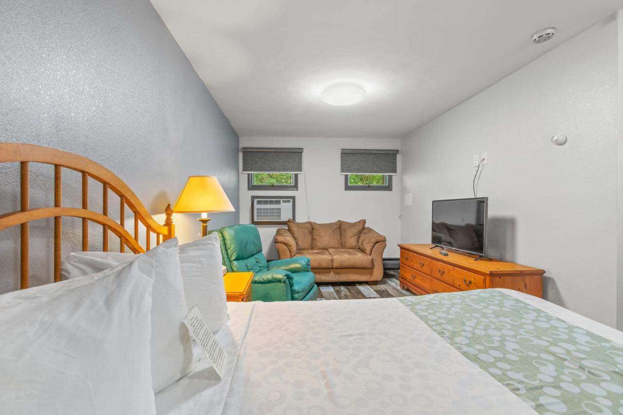 Deluxe Queen Room at Glass House Inn Erie Near I-90 & I-79