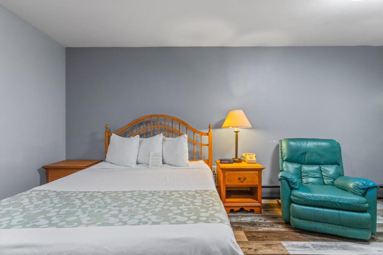 Deluxe Queen Room at Glass House Inn Erie Near I-90 & I-79