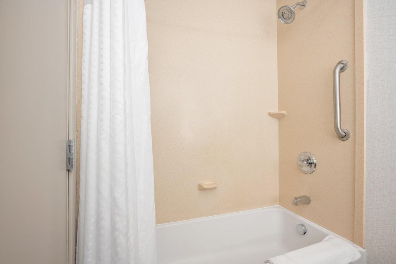 Queen Room with Two Queen Beds at Holiday Inn Express & Suites Marysville by IHG