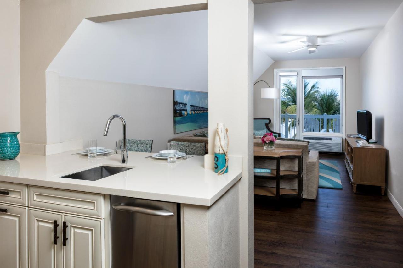 One Bedroom Partial Ocean View Suite, King Bed at Sunset Key Cottages