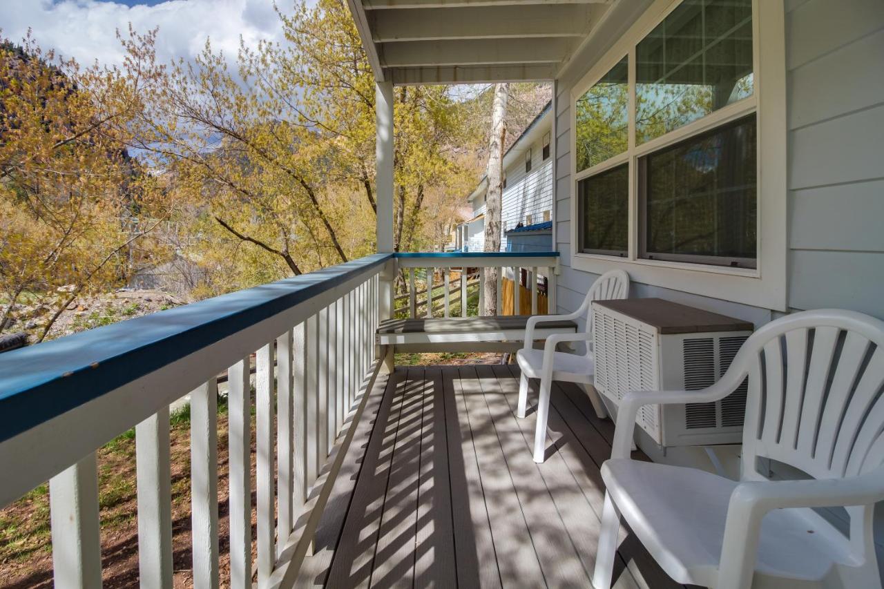 | Twin Peaks Lodge & Hot Springs