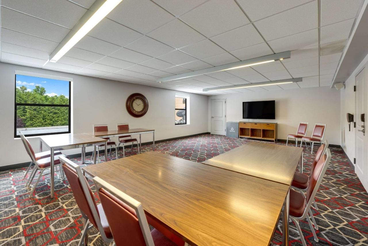  | Four Points by Sheraton Newburgh Stewart Airport