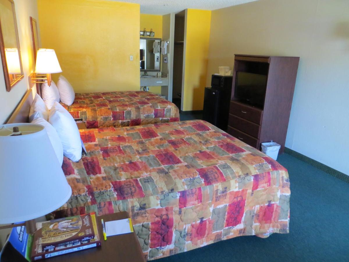 Double Room with Two Double Beds - Smoking at Days Inn by Wyndham Bryan College Station