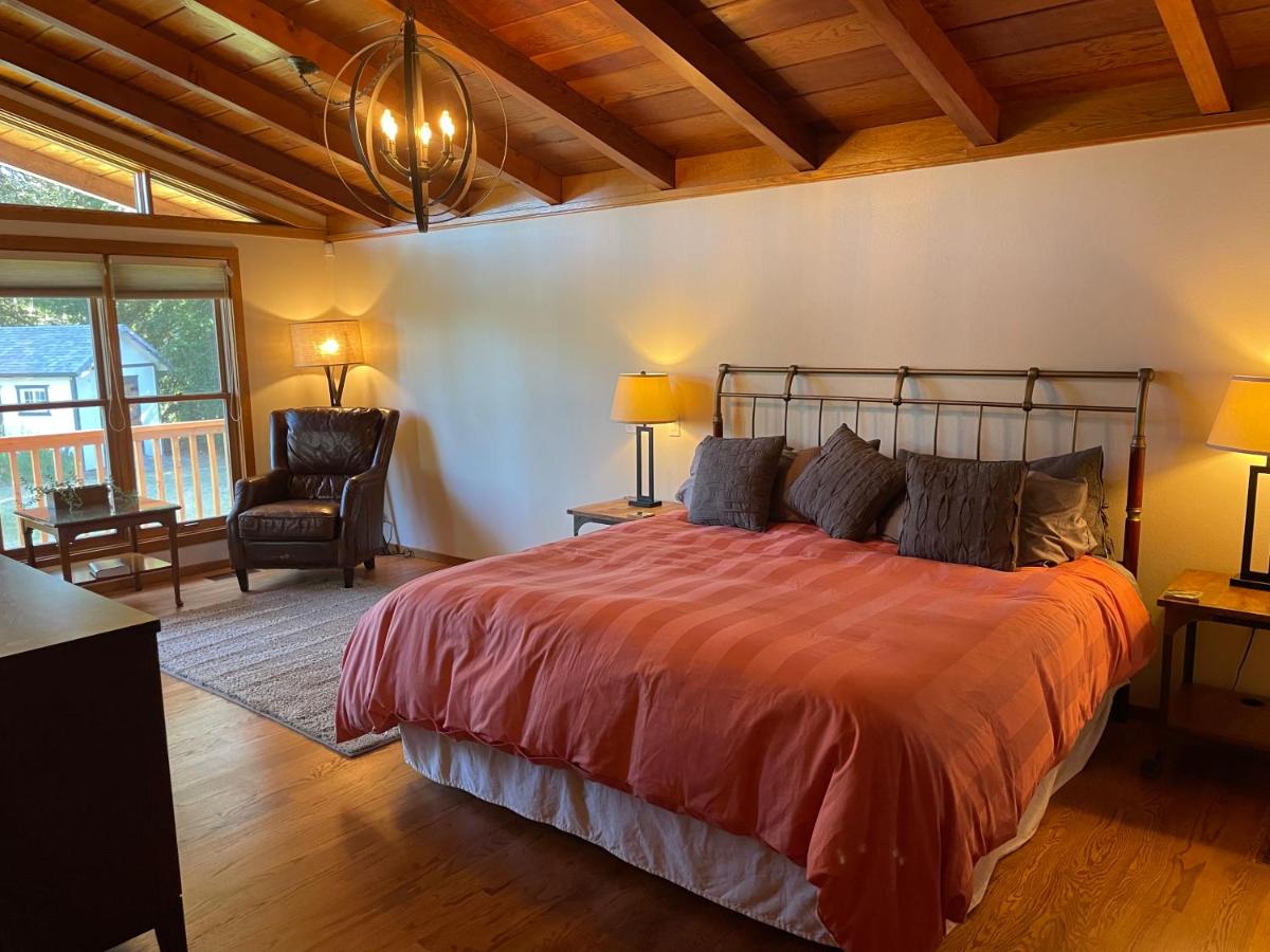 | Luxury Riverside Estate - 3BR Home or 1BR Cottage or BOTH - Sleeps 14 - Swim, fish, relax, refresh