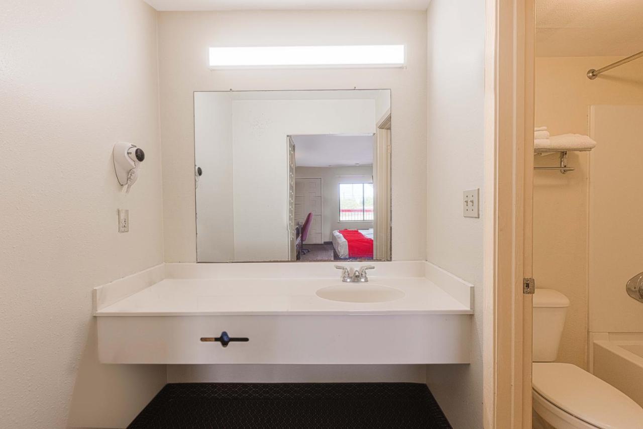 King Room - Disability Access at OYO Hotel Corpus Christi North / I-37