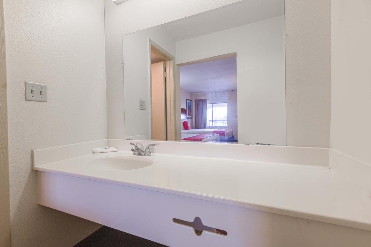 Deluxe Queen Room with Two Queen Beds at OYO Hotel Corpus Christi North / I-37