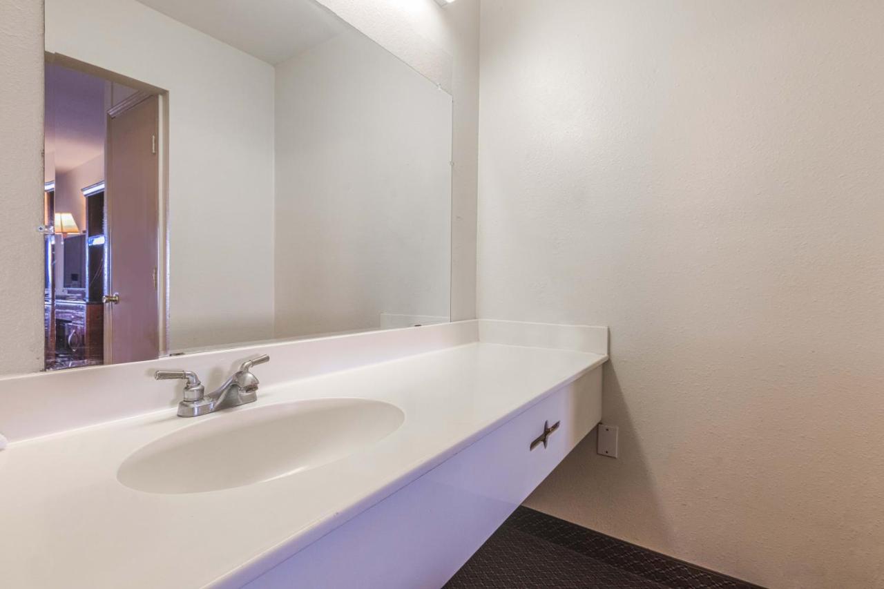 Deluxe Queen Room with Two Queen Beds at OYO Hotel Corpus Christi North / I-37
