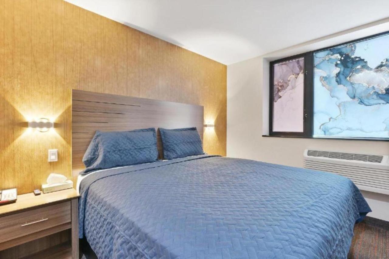 Deluxe Queen Room at Casa Blanca Hotel Brooklyn