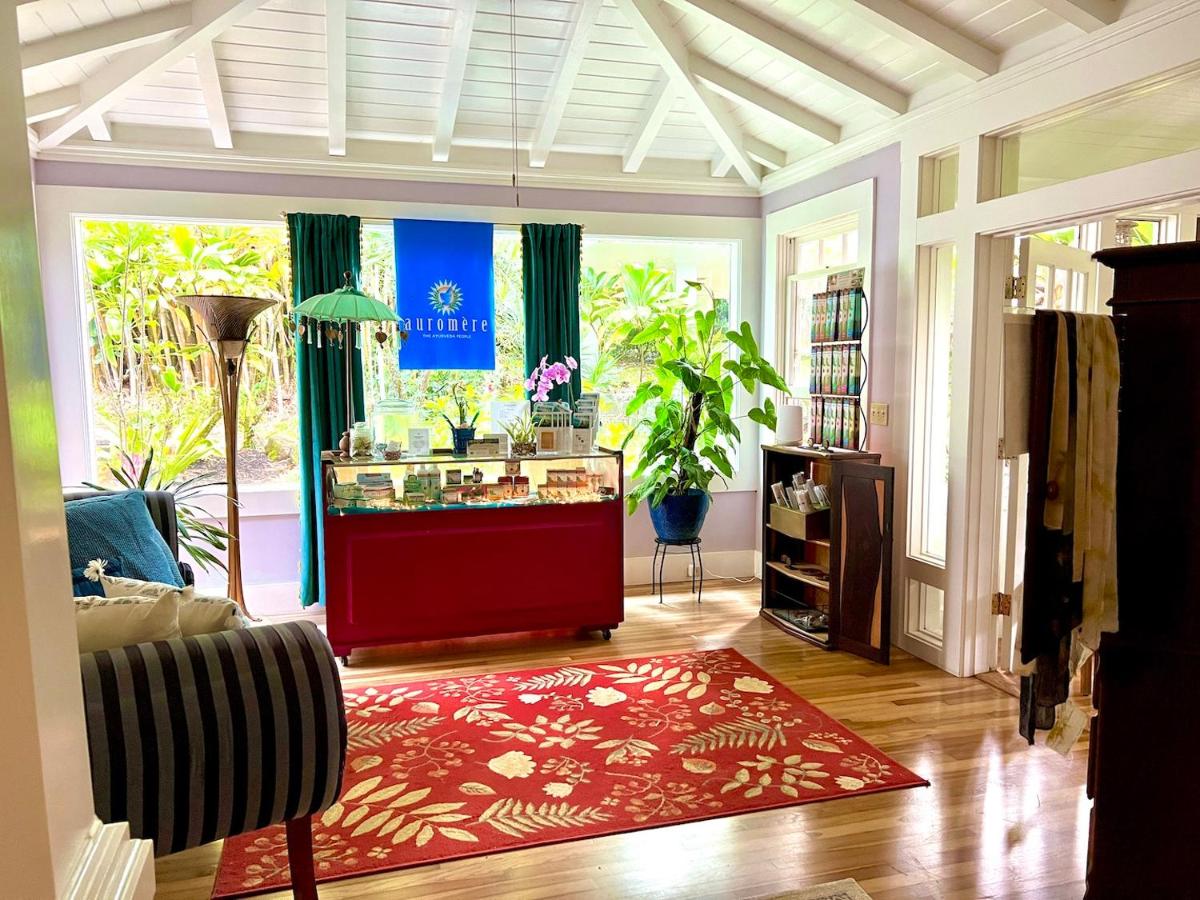| Elegant Royal Suites at Aloha Boutique Vegan B&B Inn, alcohol-free, smoke-free