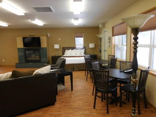 | Cowlitz River Lodge