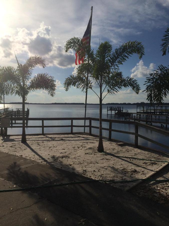 | Lakeside Inn and Cafe