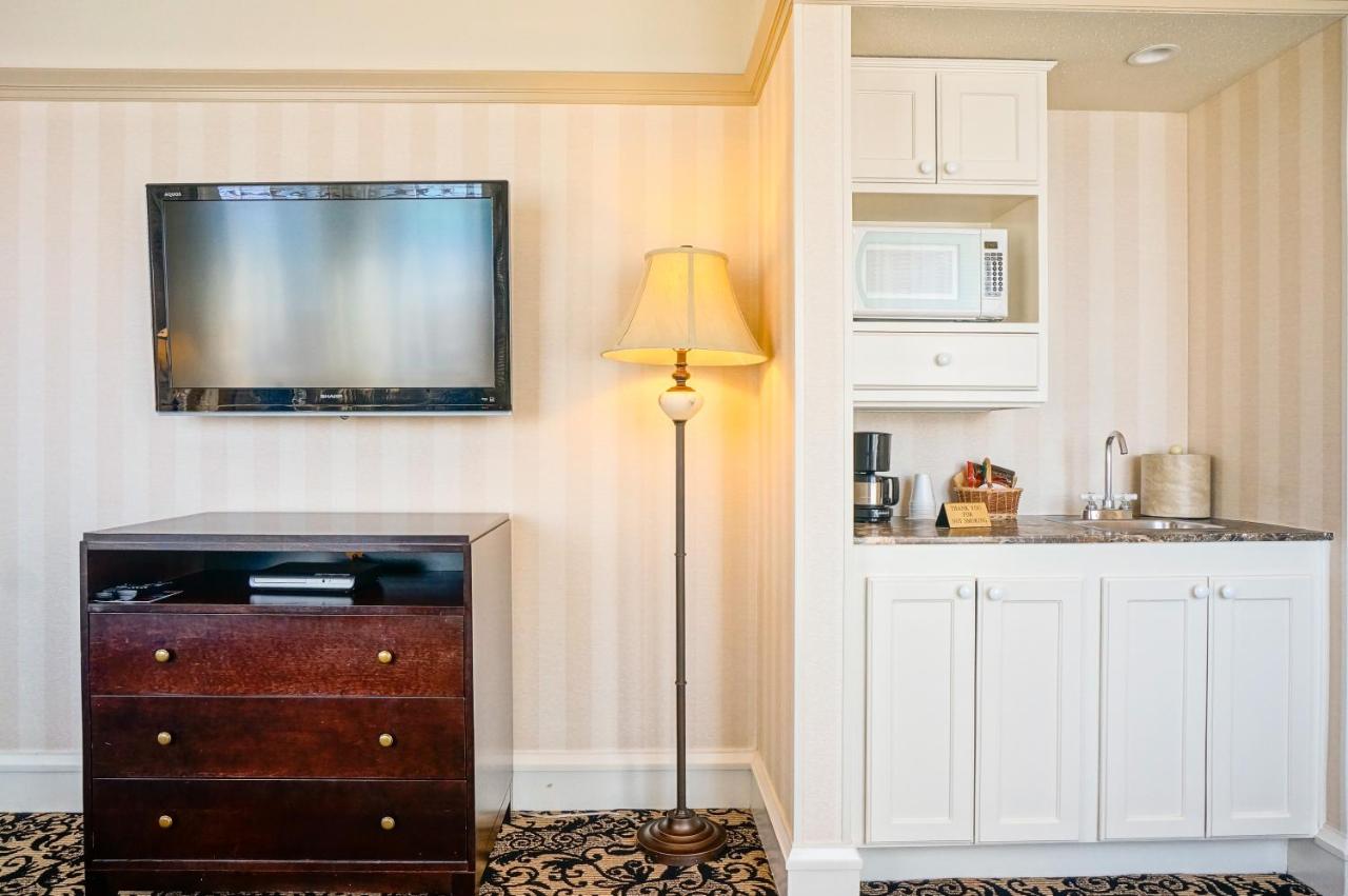 One-Bedroom Suite at Gaslamp Plaza Suites