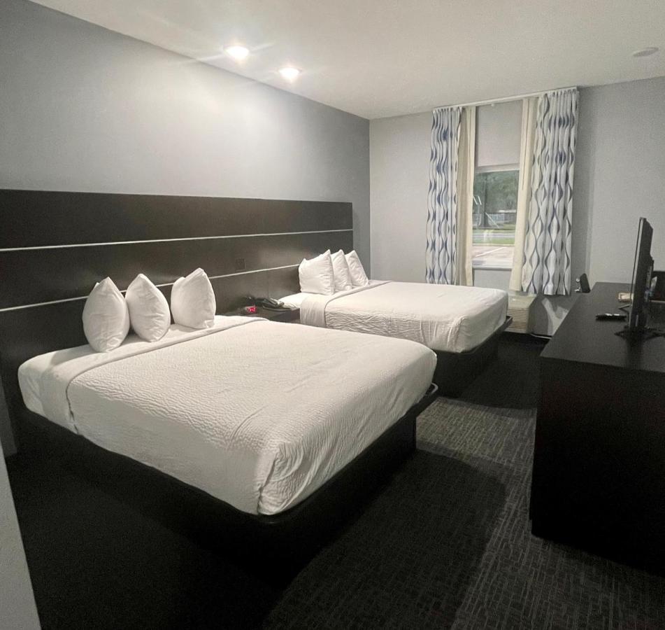 Queen Room with Two Queen Beds - Non-Smoking at Days Inn by Wyndham Zachary LA