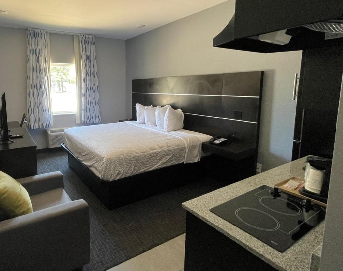 King Room with Kitchenette - Non-Smoking at Days Inn by Wyndham Zachary LA