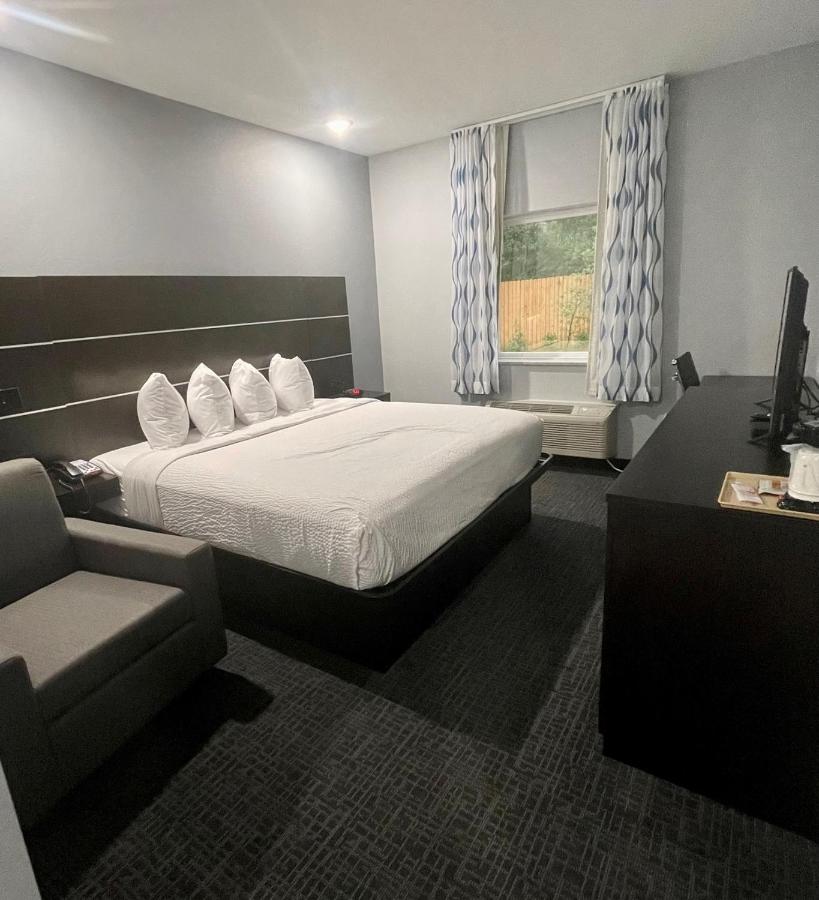 King Room - Non-Smoking at Days Inn by Wyndham Zachary LA