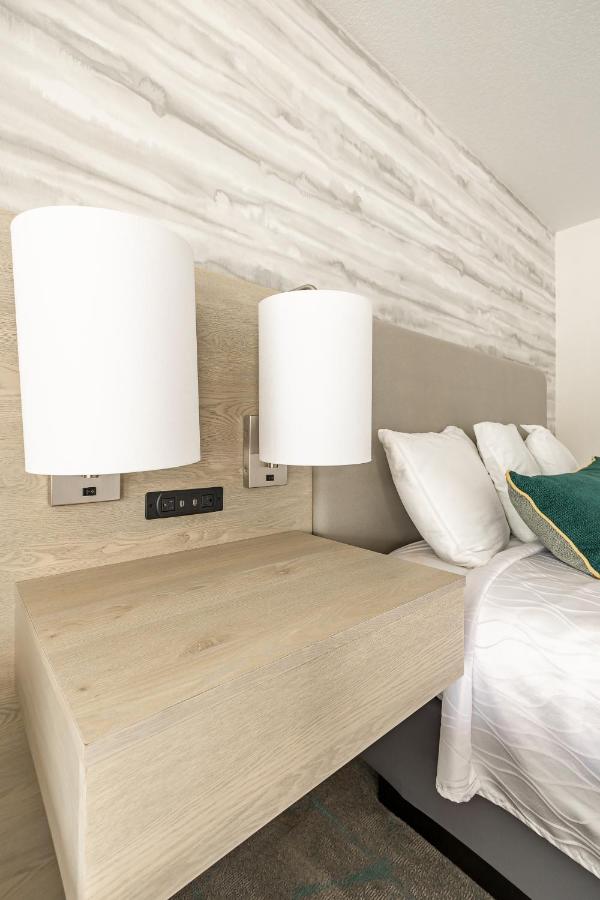 Deluxe Room at Jot's Resort