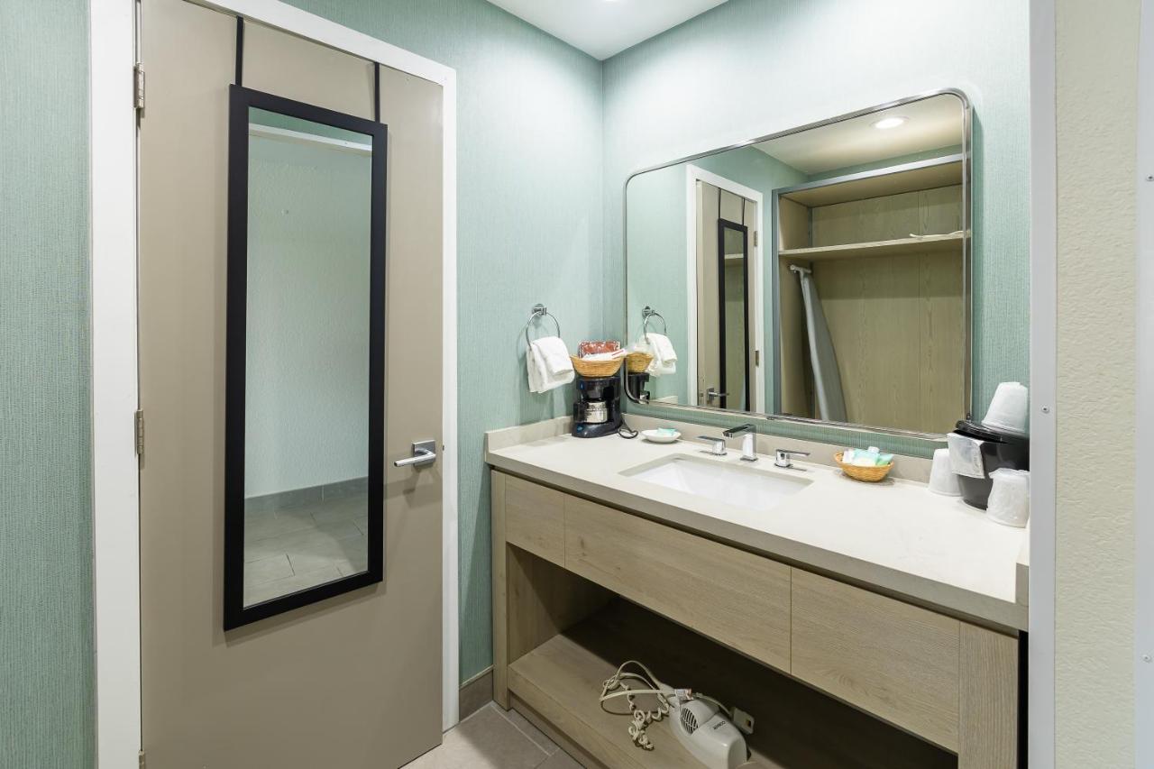 Deluxe Room at Jot's Resort