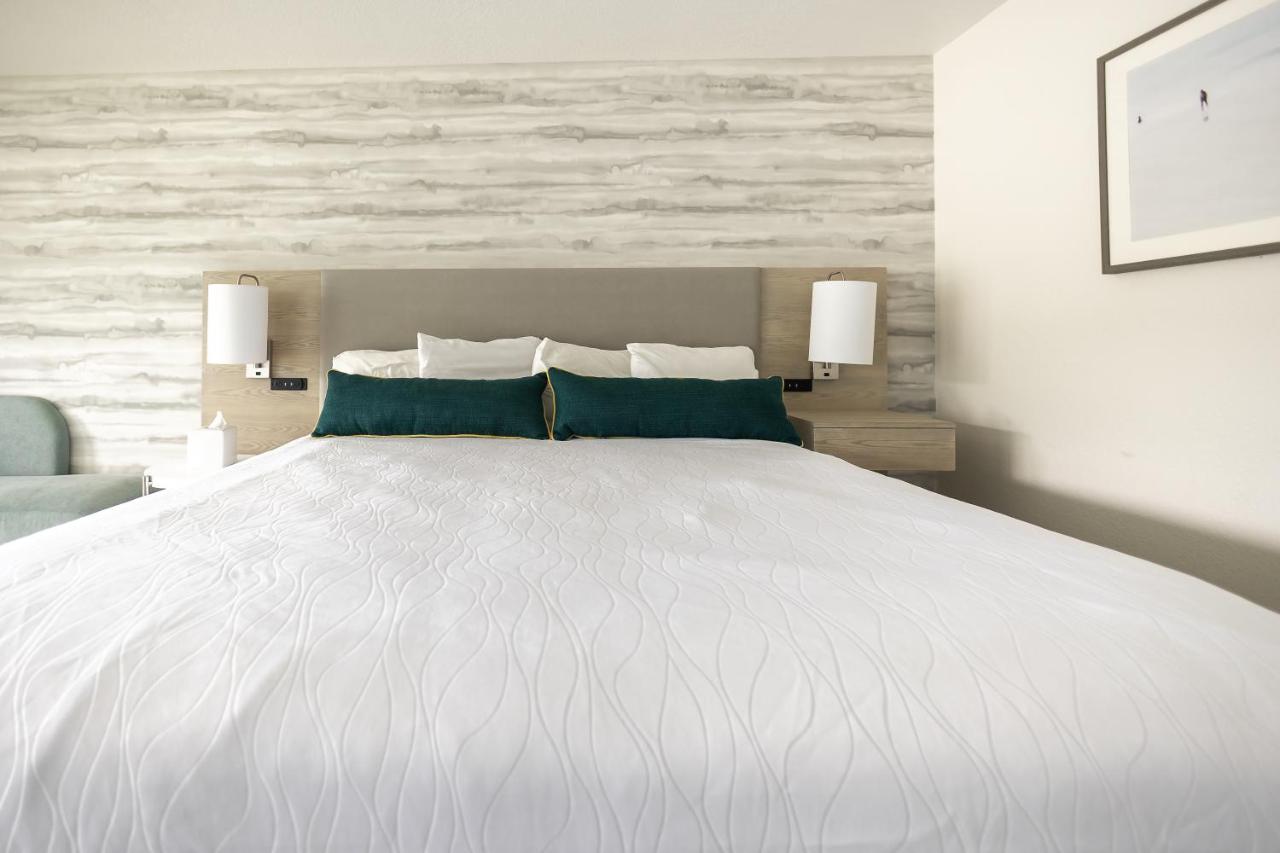 Deluxe King Room at Jot's Resort