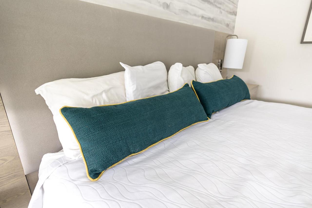 Deluxe King Room at Jot's Resort