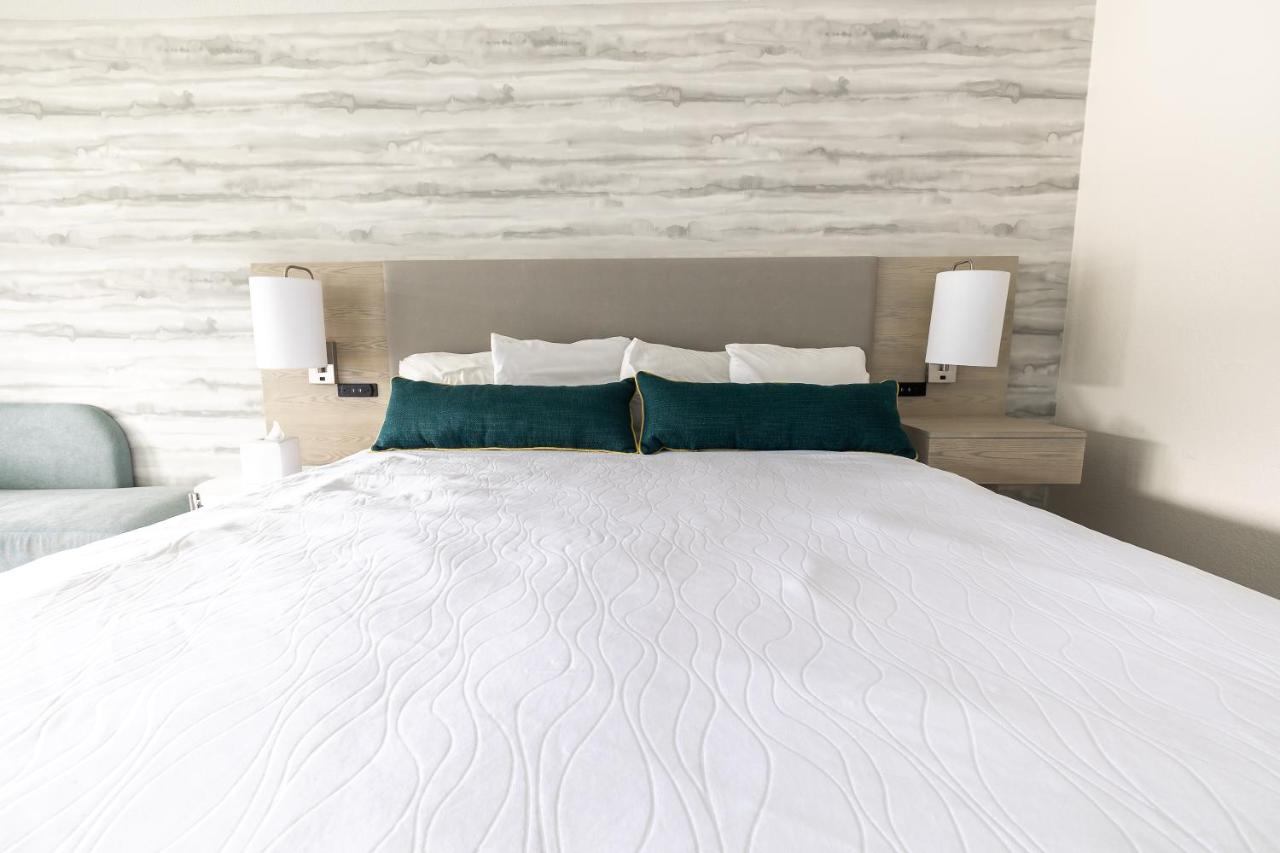 Deluxe King Room at Jot's Resort