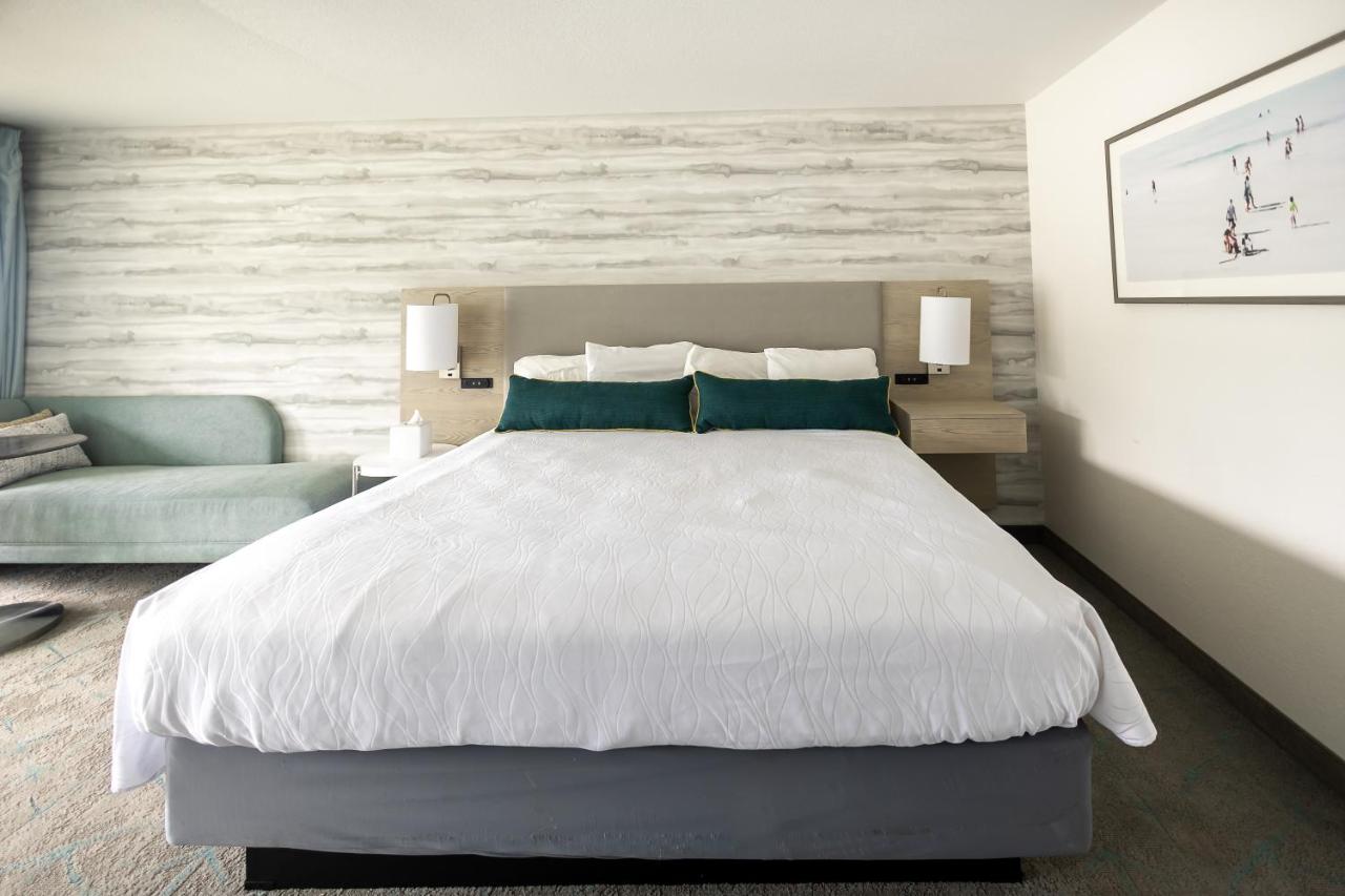 Deluxe King Room at Jot's Resort