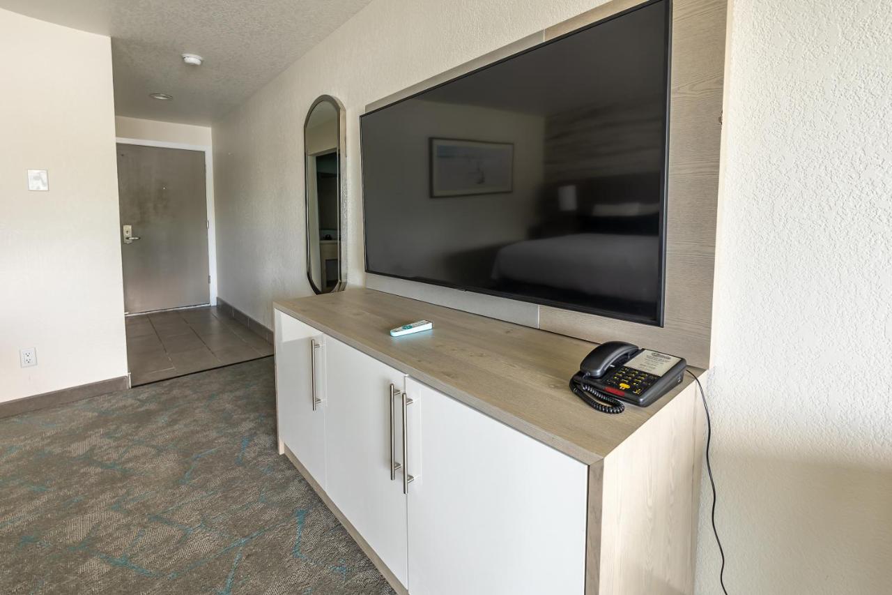 Deluxe King Room at Jot's Resort