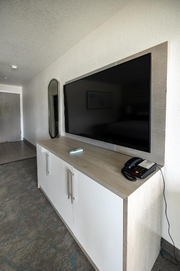 Deluxe King Room at Jot's Resort