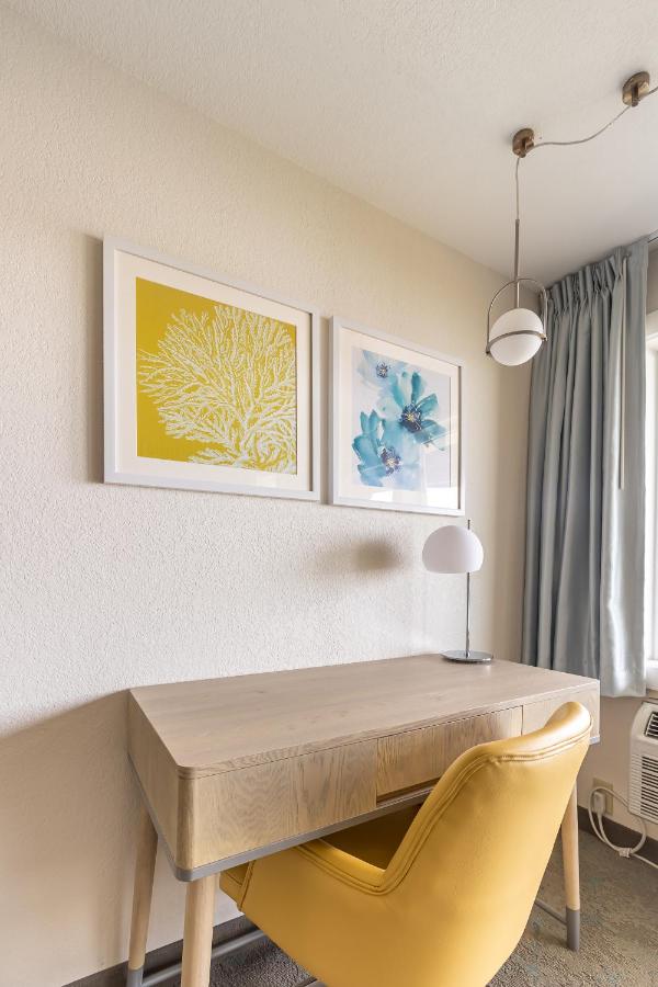 Deluxe King Room at Jot's Resort