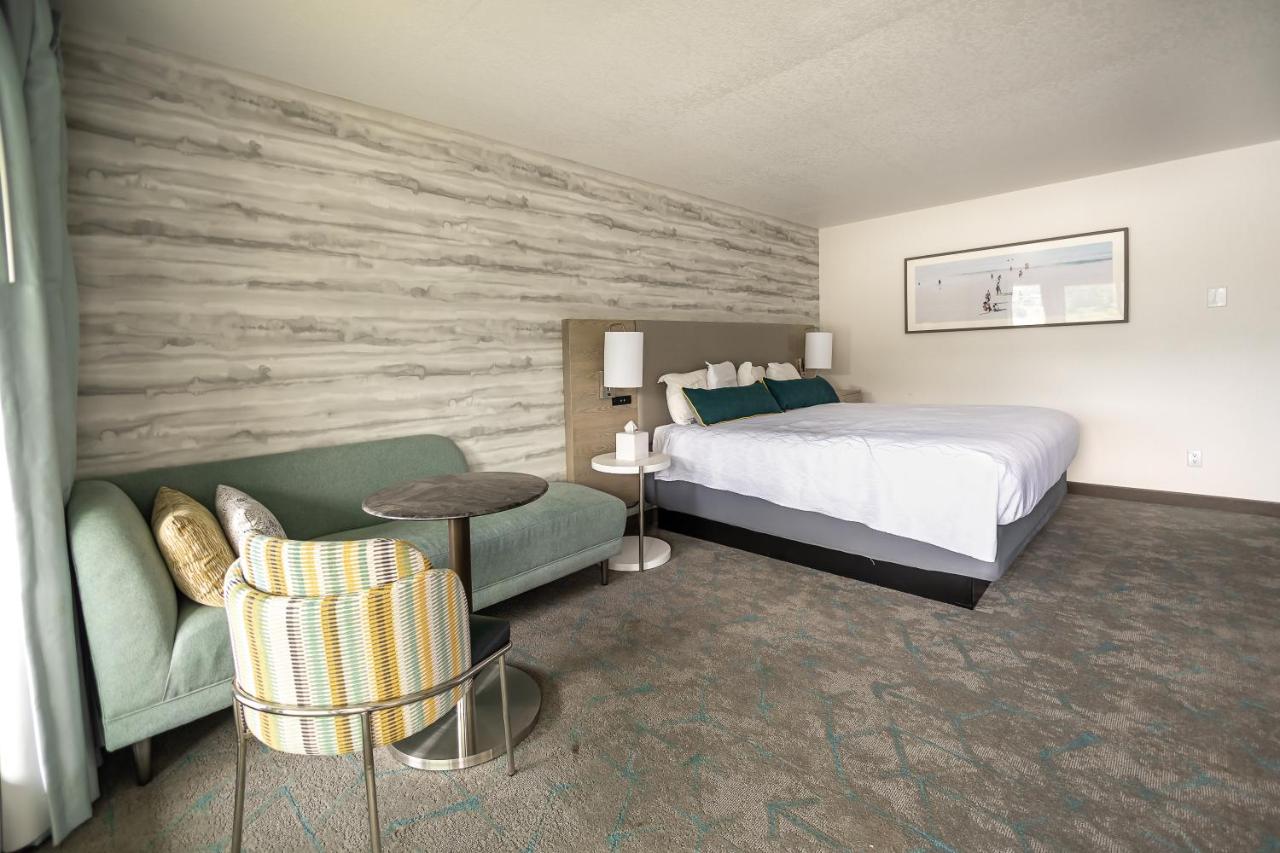 Deluxe King Room at Jot's Resort