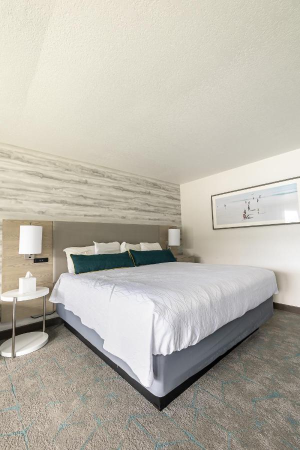 Deluxe King Room at Jot's Resort