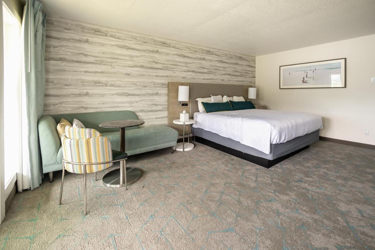 Deluxe King Room at Jot's Resort