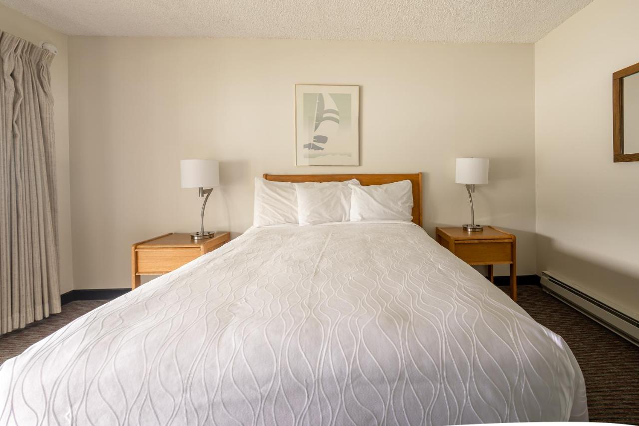 Standard Queen Room at Jot's Resort
