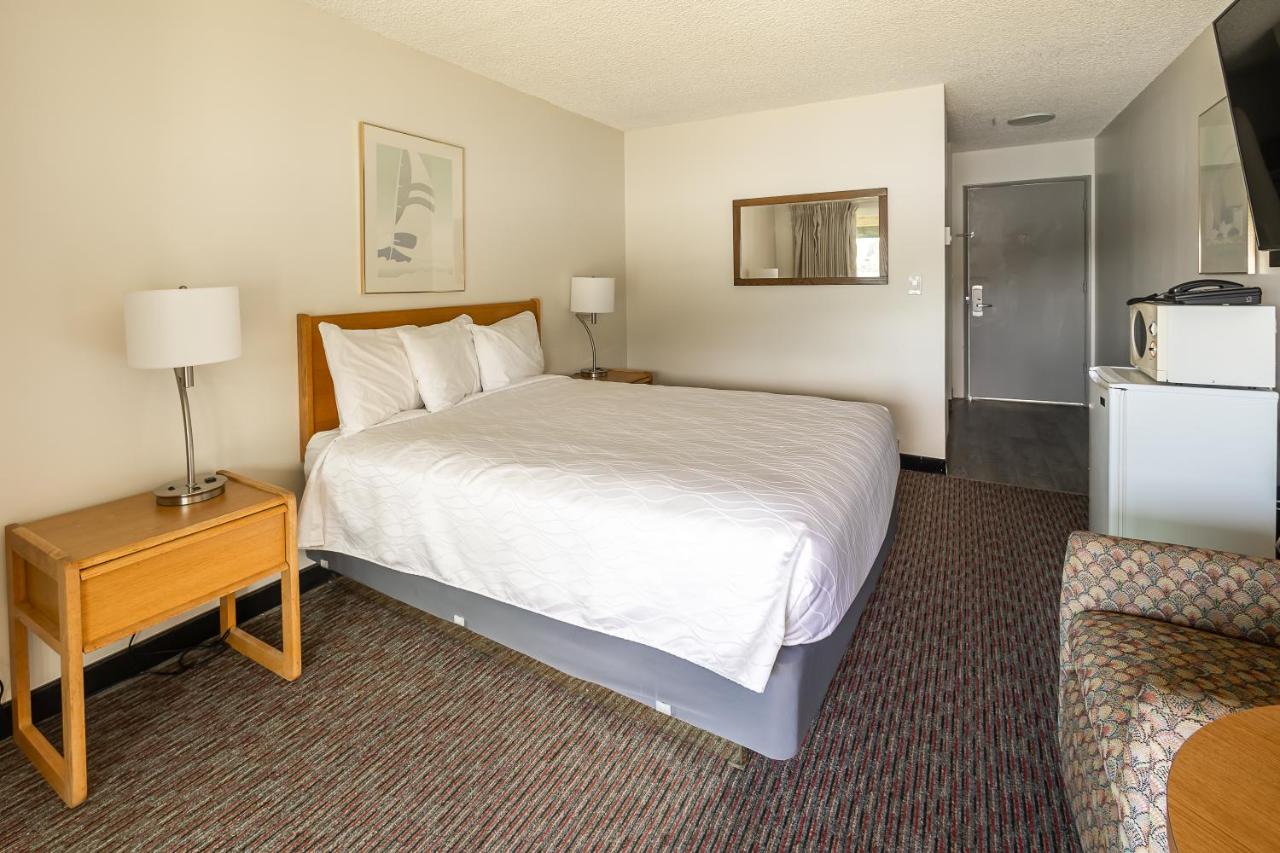 Standard Queen Room at Jot's Resort