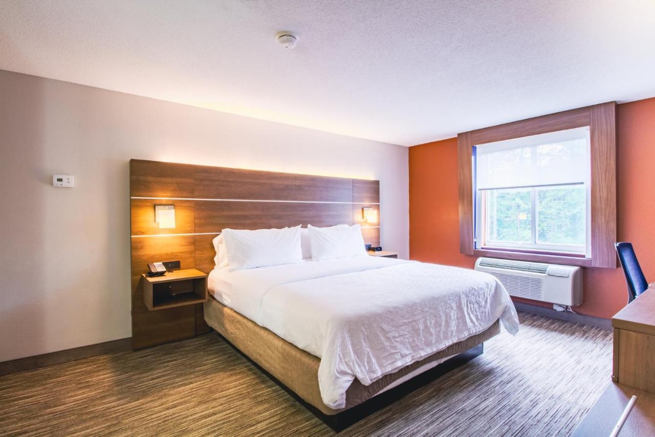 | Holiday Inn Express & Suites - Lincoln East - White Mountains, an IHG Hotel