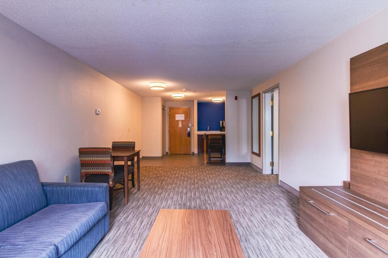 | Holiday Inn Express & Suites - Lincoln East - White Mountains, an IHG Hotel